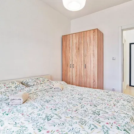 Goldenboy Apartments, Apartament